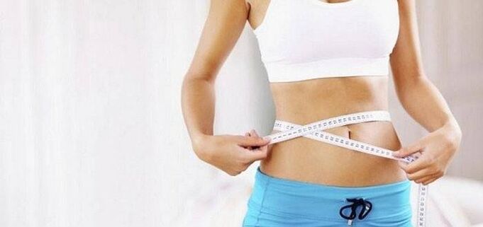 La ragazza ha perso 3 kg in una settimana con l'aiuto di dieta ed esercizio fisico