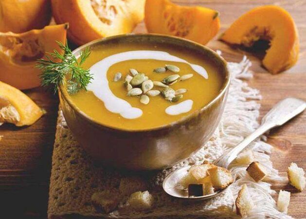 Con un decorso acuto di gastrite, dovresti mangiare zuppe cremose. 